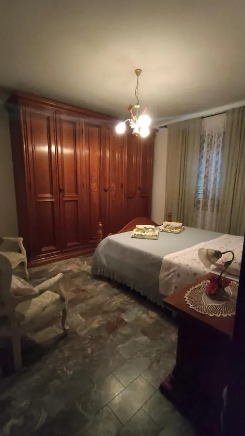לינה וארוחת בוקר Pianore Pirro & Sharon House